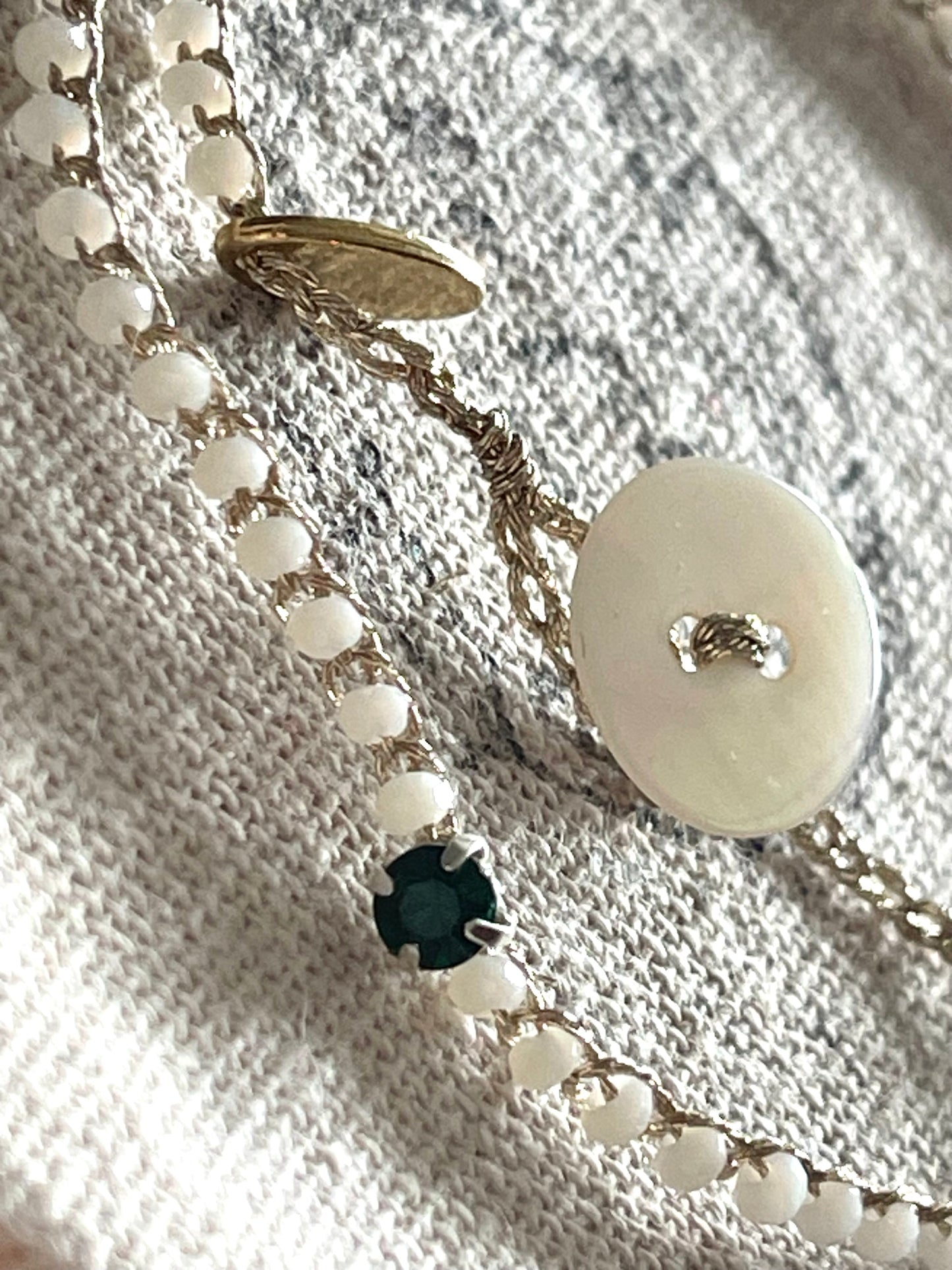 Collana in cristalli lavorata all’uncinetto con chiusura in madreperla e punto luce centrale